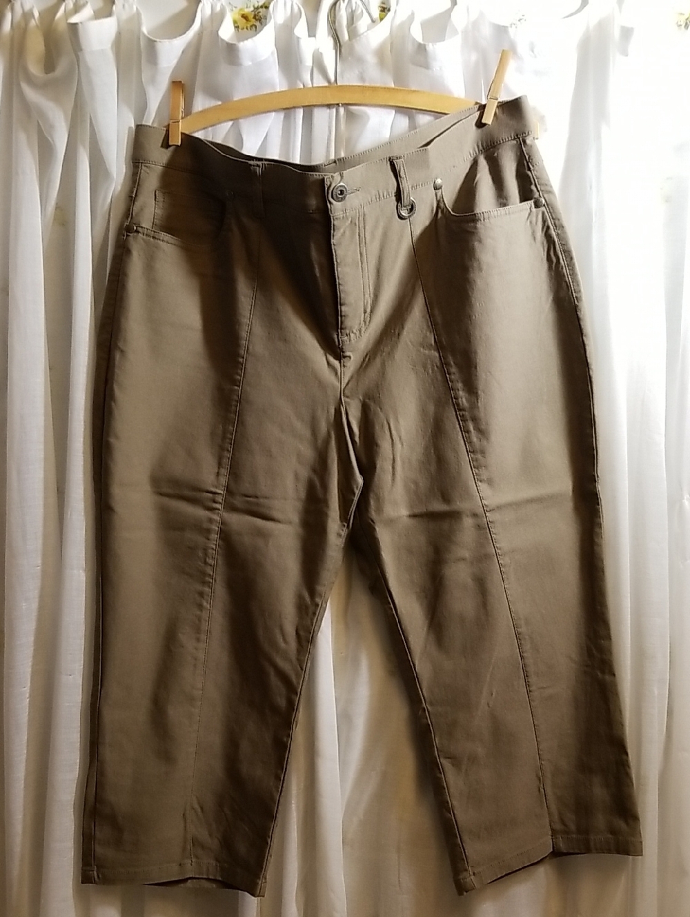 Cropped Khaki Capris